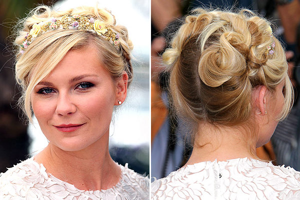 A atriz Kirsten Dunst apostou no coque com tiara de flores para um look delicado