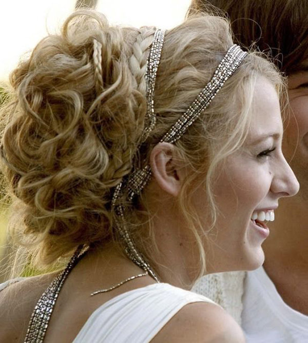 O coque bagunçado com trança da Blake Lively ganhou uma fita dupla super descolada