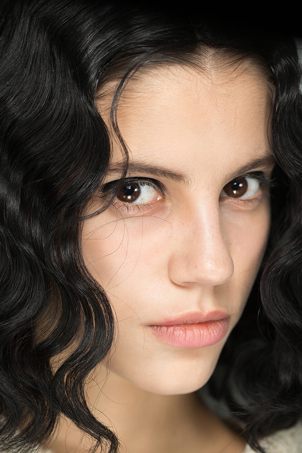 Armani Privé apostou também nos fios ondulados