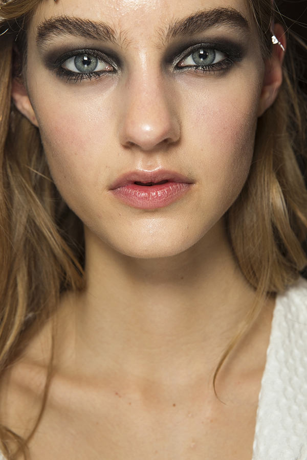 Atelier Versace levou olhos escuros e esfumados à passarela.