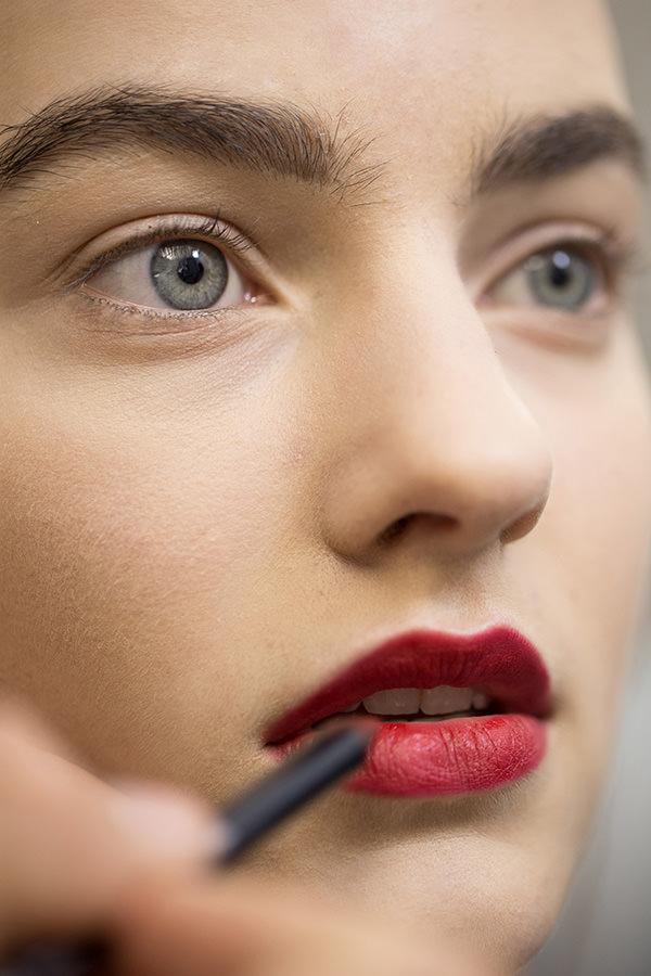 Batom forte foi uma das apostas da Christian Dior.