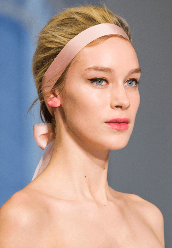 Look bem delicado e feminino, com delineado gatinho e batom rosa claro, na passarela da Ralph & Russo.