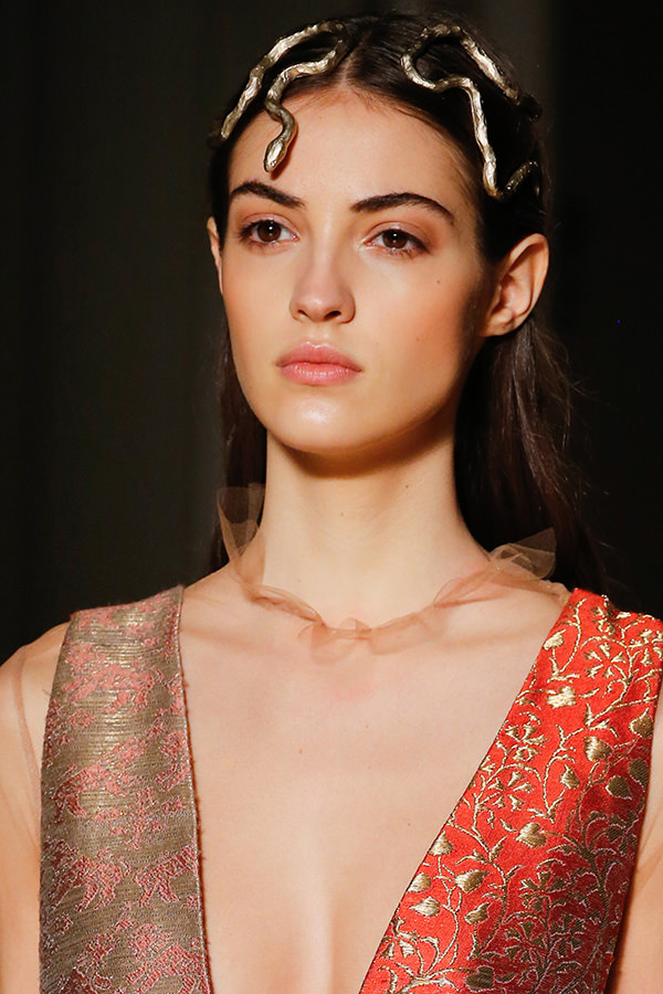 As modelos da Valentino usaram adereços de cabelo e penteado meio-preso com trança.