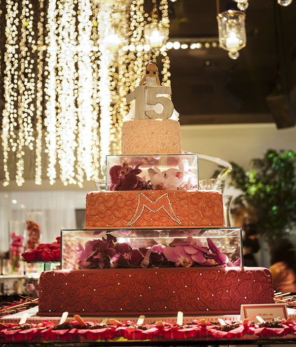 festa-de-15-anos-decoracao-adriana-malouf-buffet-vivi-barros-moveis-cem-por-cento-eventos-flores-andre-predotti-doces-daniele-andrade5